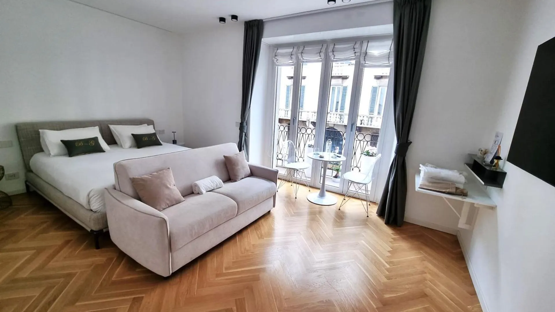 B And G San Babila- Luxury In The Heart Of Milano - Design District Hotel