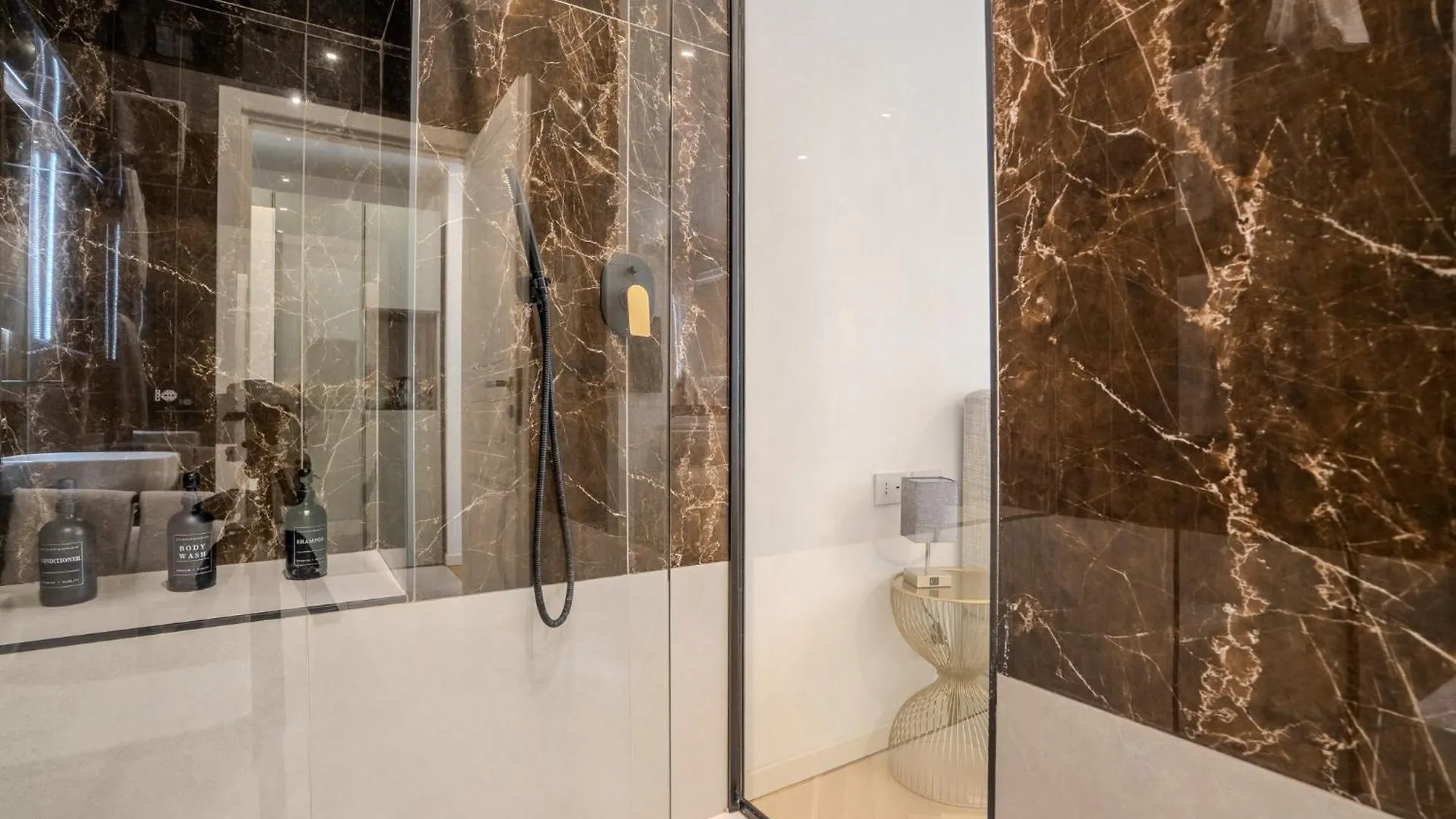 Hotel B And G San Babila- Luxury In The Heart Of Milano - Design District